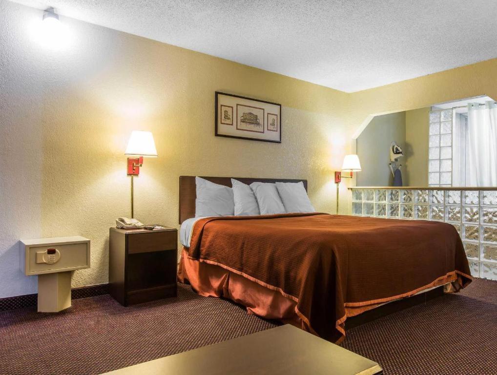 Rodeway Inn Marietta Exterior photo